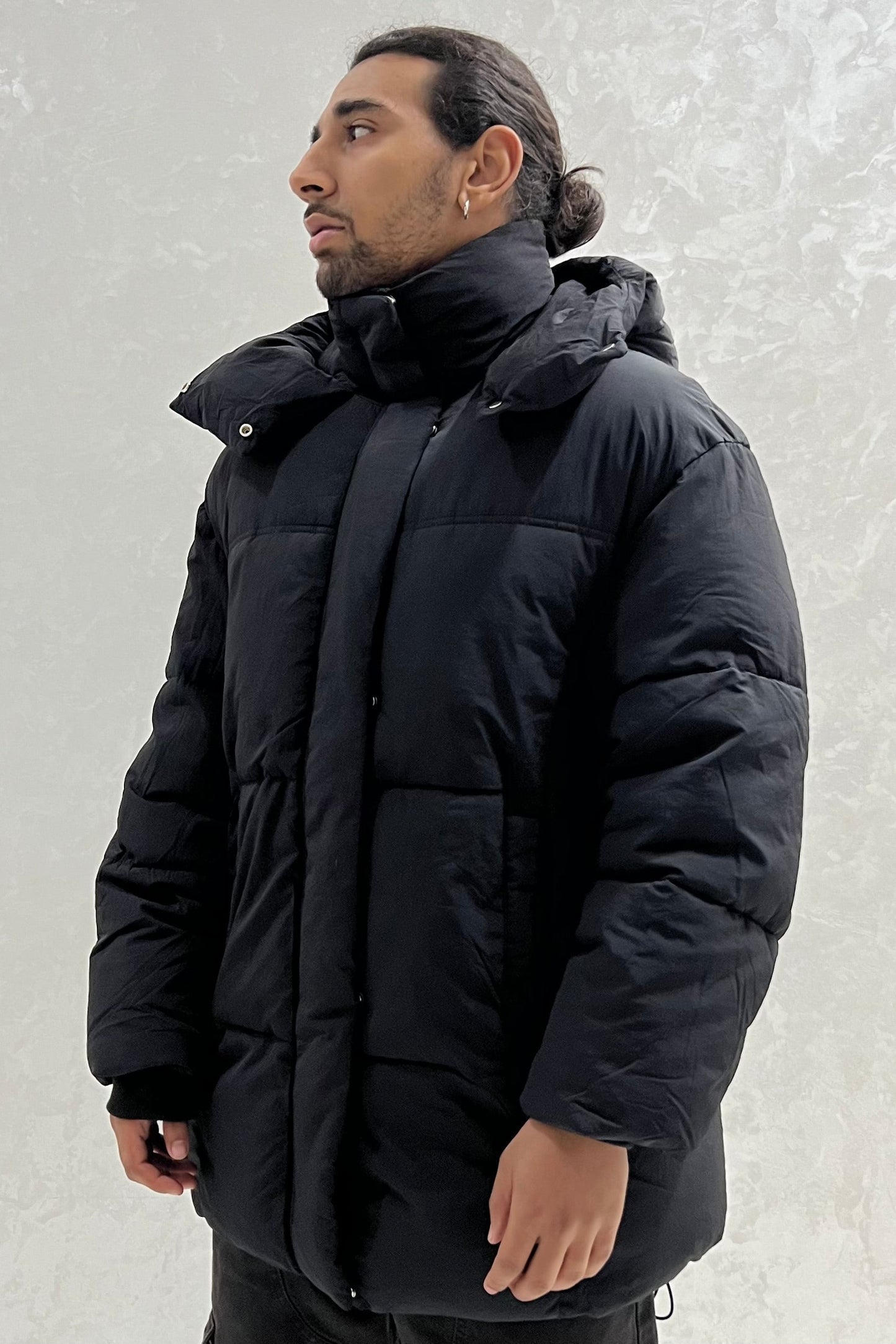 PUFFER NOIR AVEC CAPUCHE BERSHKA