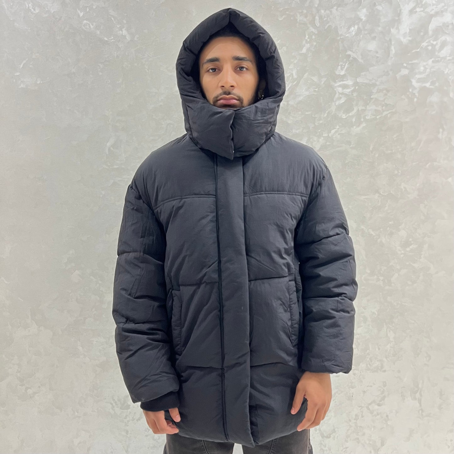 PUFFER NOIR AVEC CAPUCHE BERSHKA