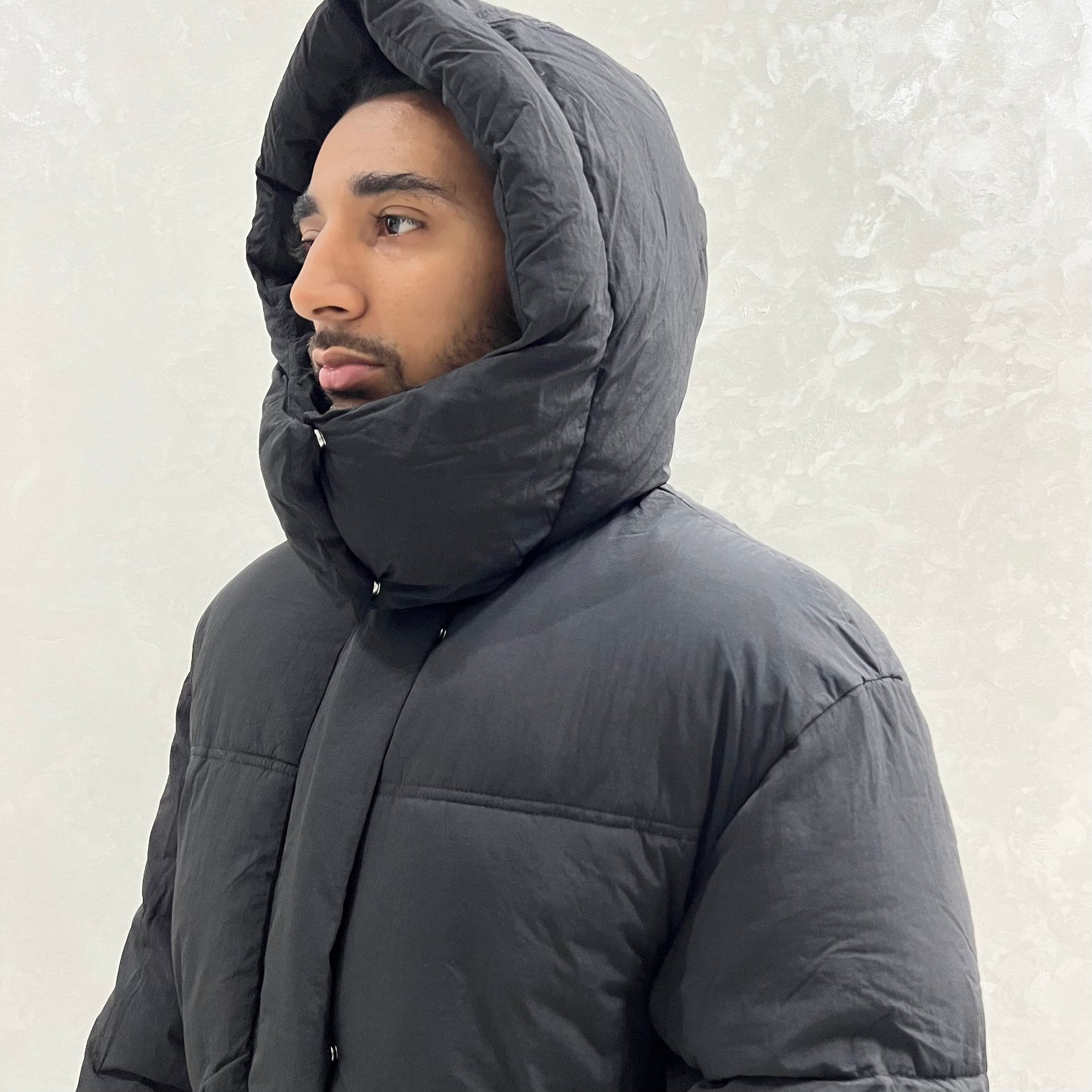 PUFFER NOIR AVEC CAPUCHE BERSHKA