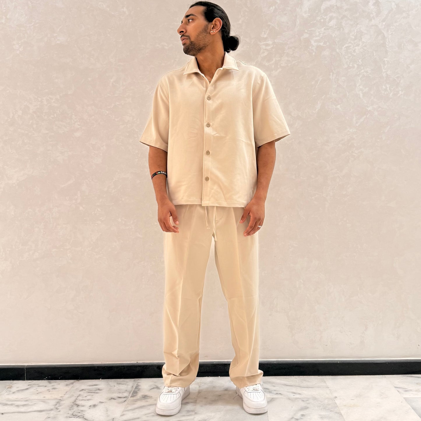 ENSEMBLE AVEC CHEMISE BEIGE