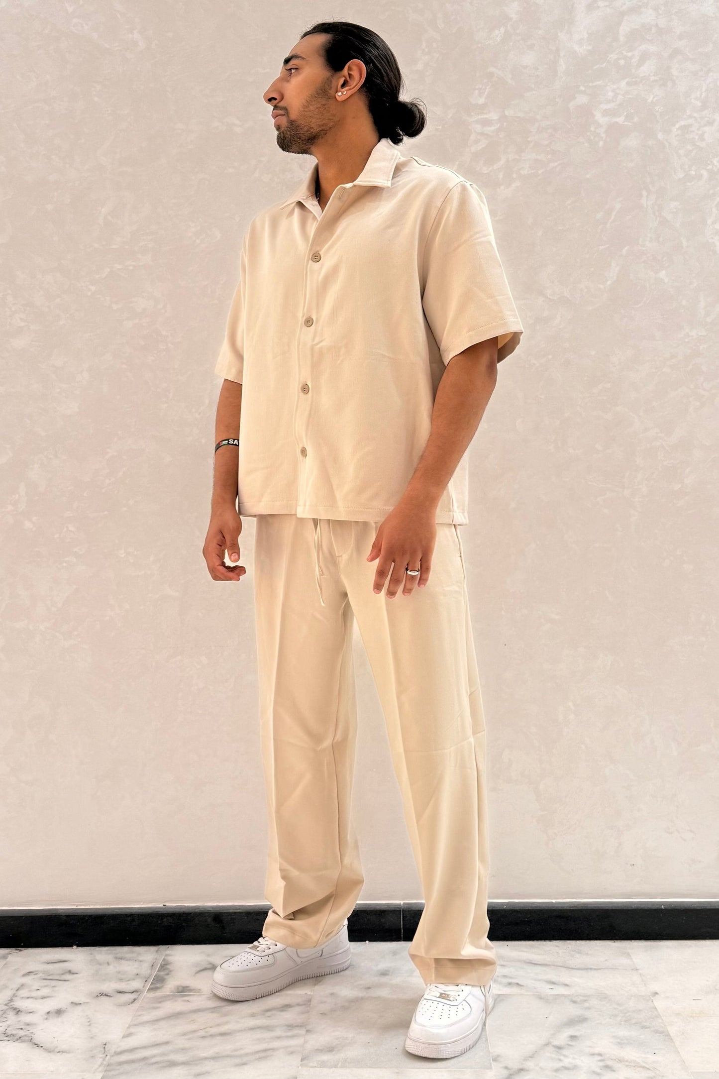 ENSEMBLE AVEC CHEMISE BEIGE