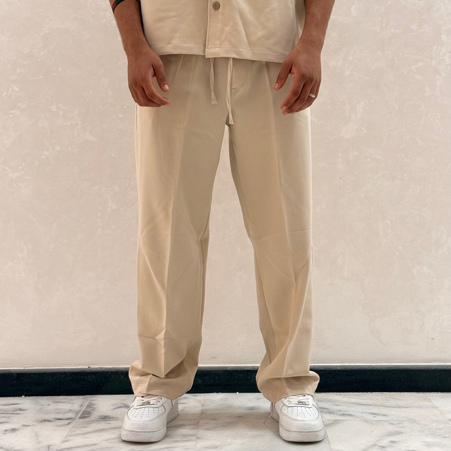 ENSEMBLE AVEC CHEMISE BEIGE