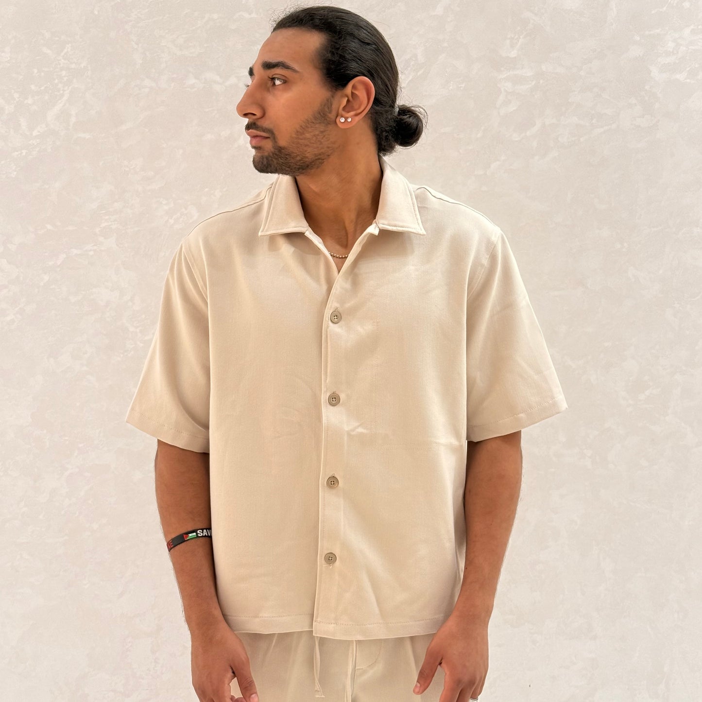 ENSEMBLE AVEC CHEMISE BEIGE