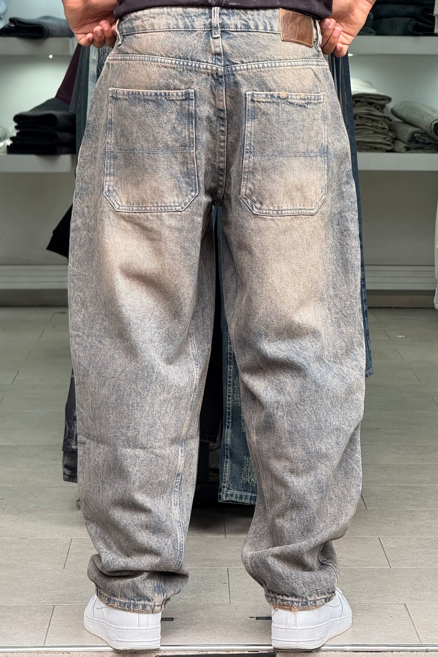 BALLOON FIT JEANS DIRTY MARRON