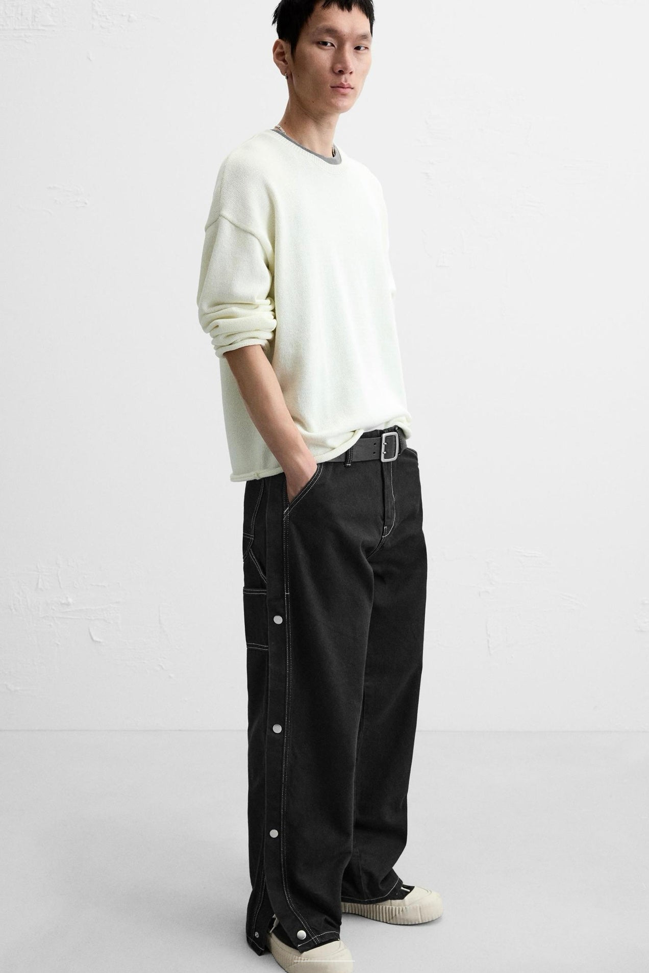 RELAXED FIT JEANS WITH BUTTONS