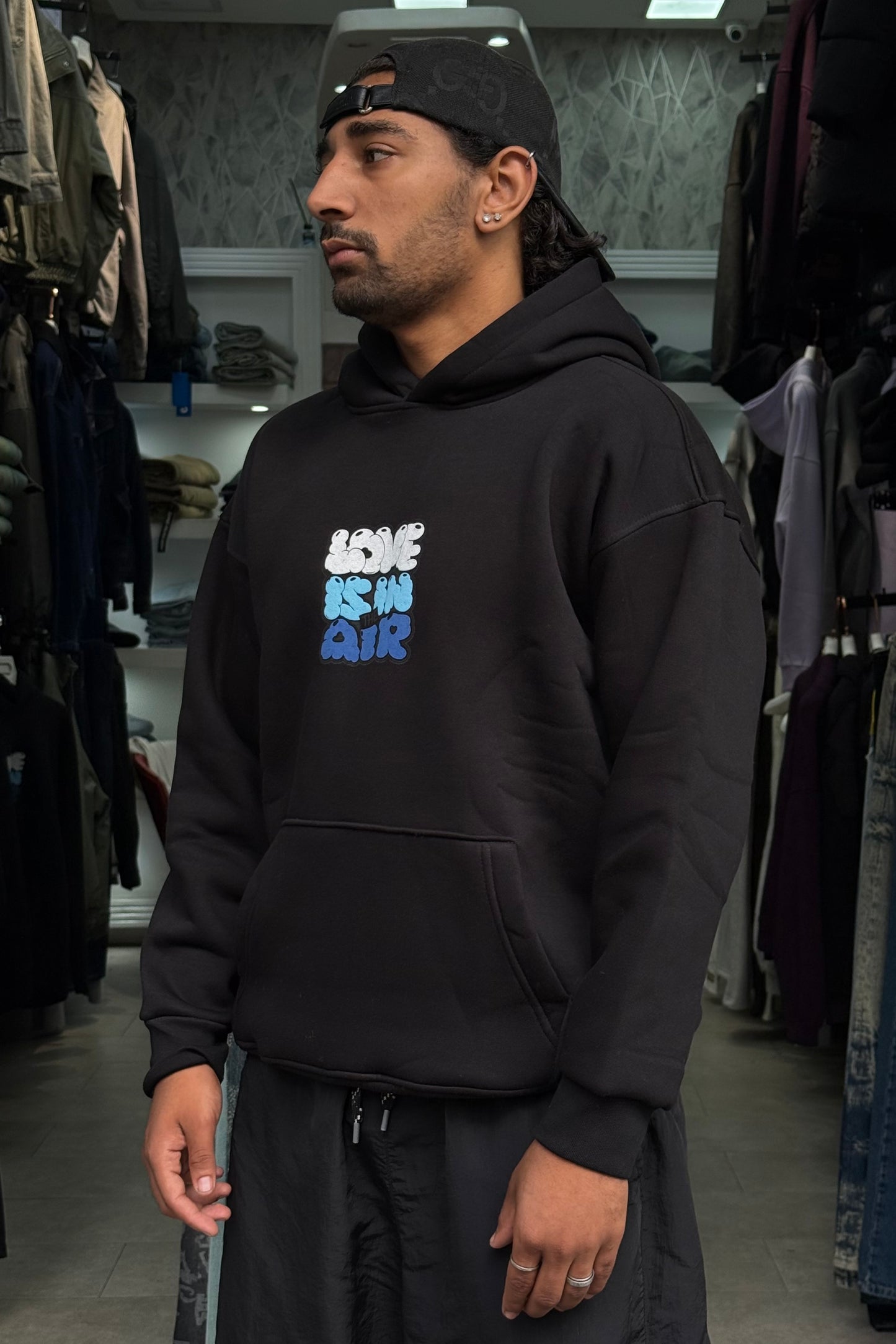 HOODIES LOVE IS IN THE AIR BLACK