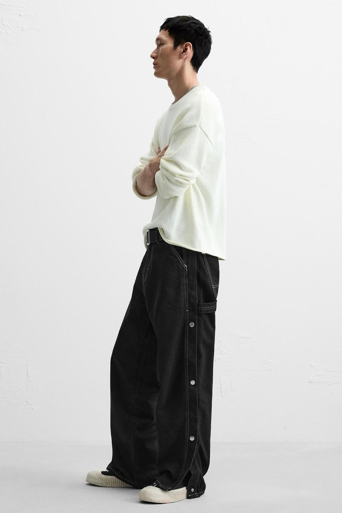 RELAXED FIT JEANS WITH BUTTONS
