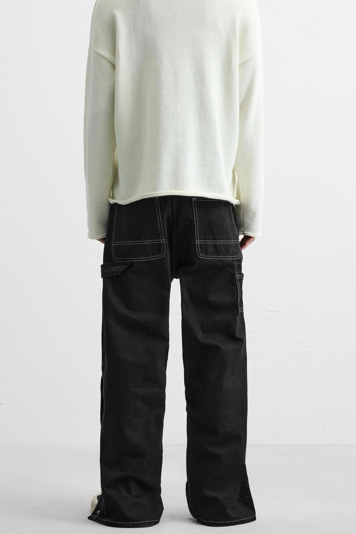 RELAXED FIT JEANS WITH BUTTONS