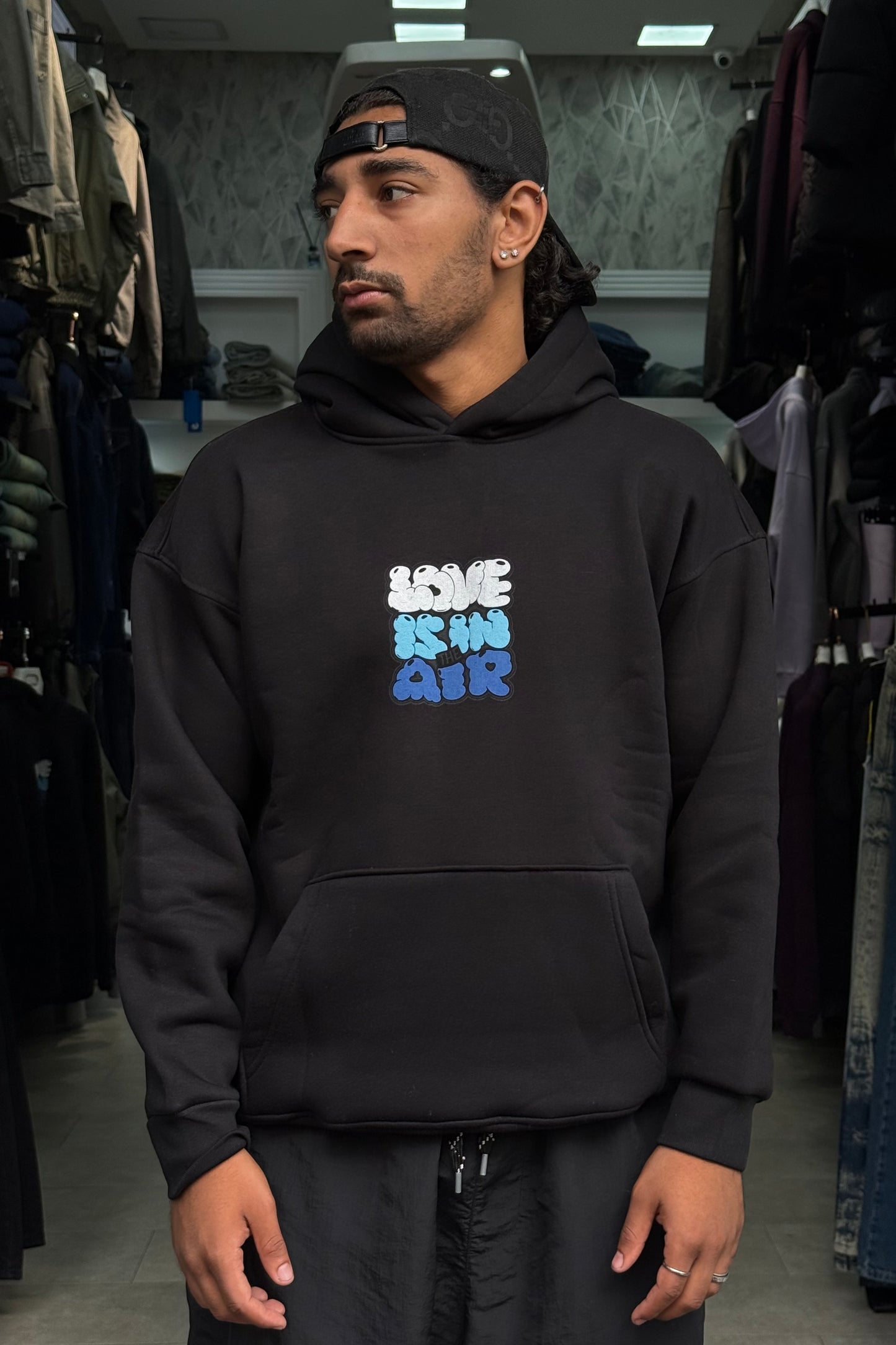 HOODIES LOVE IS IN THE AIR BLACK