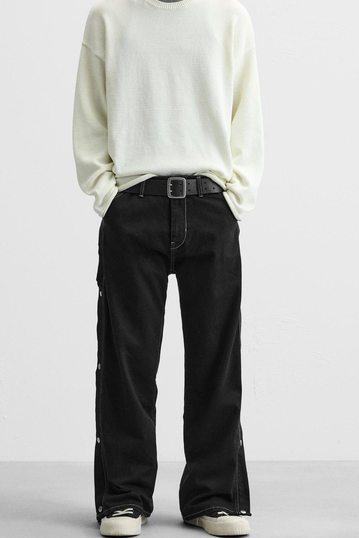 RELAXED FIT JEANS WITH BUTTONS