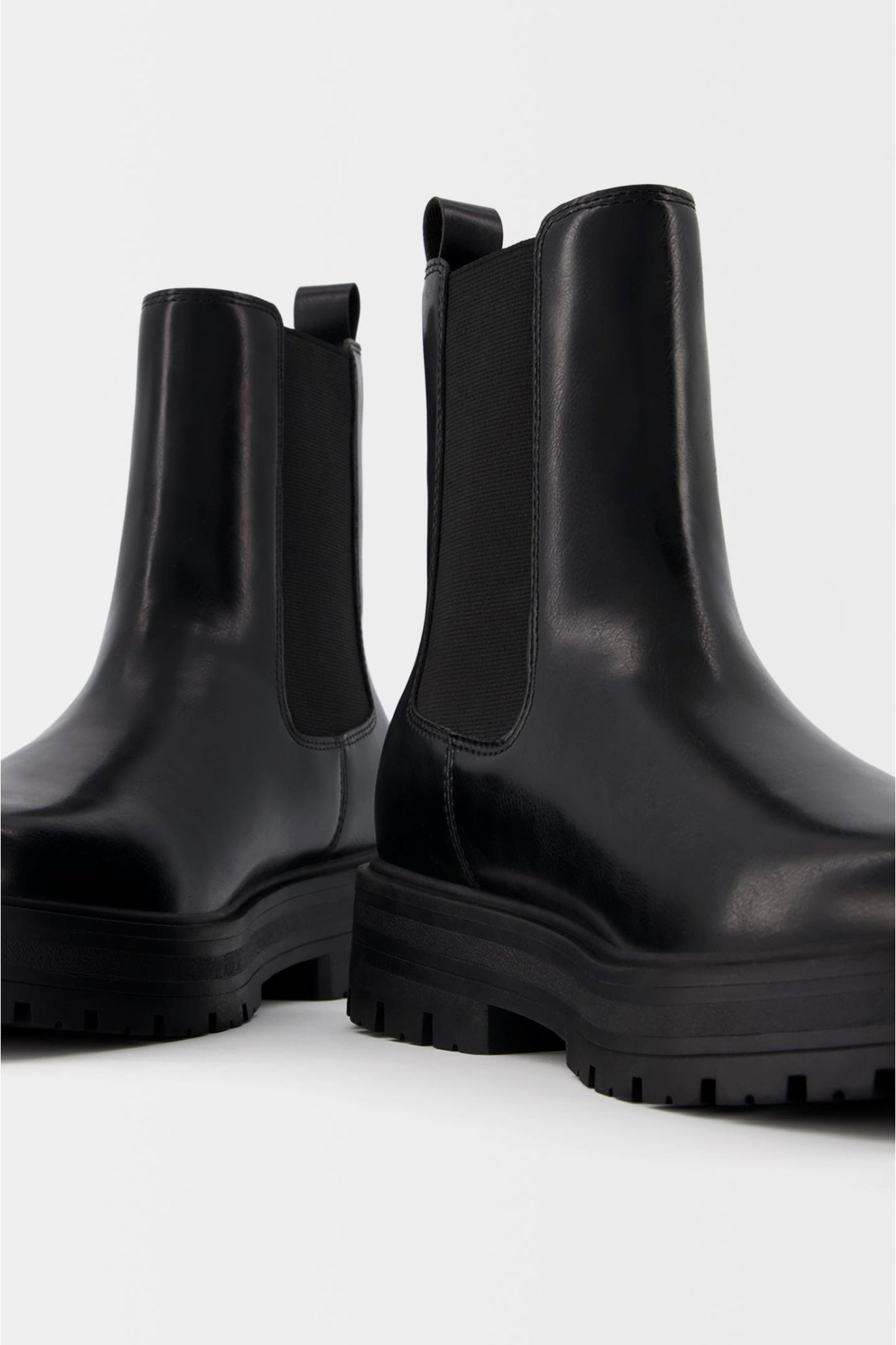 CHUNKY SOLE CHELSEA BOOTS