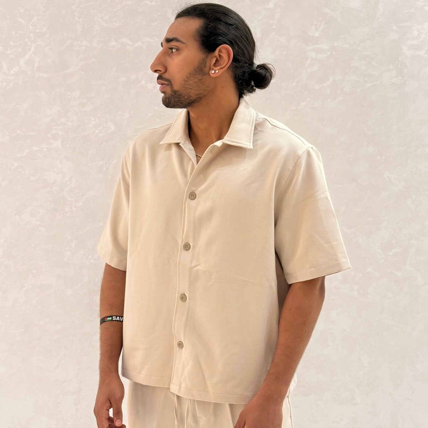ENSEMBLE AVEC CHEMISE BEIGE