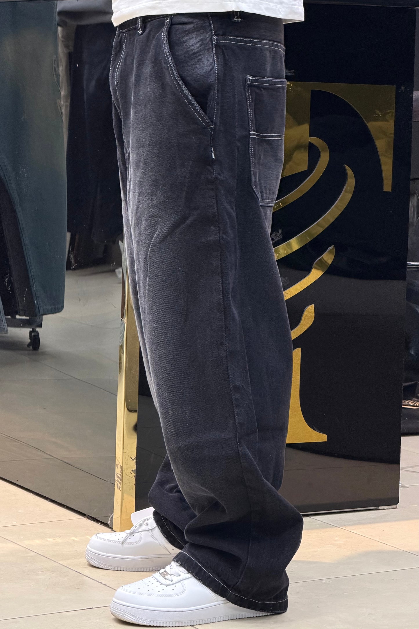 SKATER FIT JEANS NOIR AVEC COUTURE BLANCHE BS