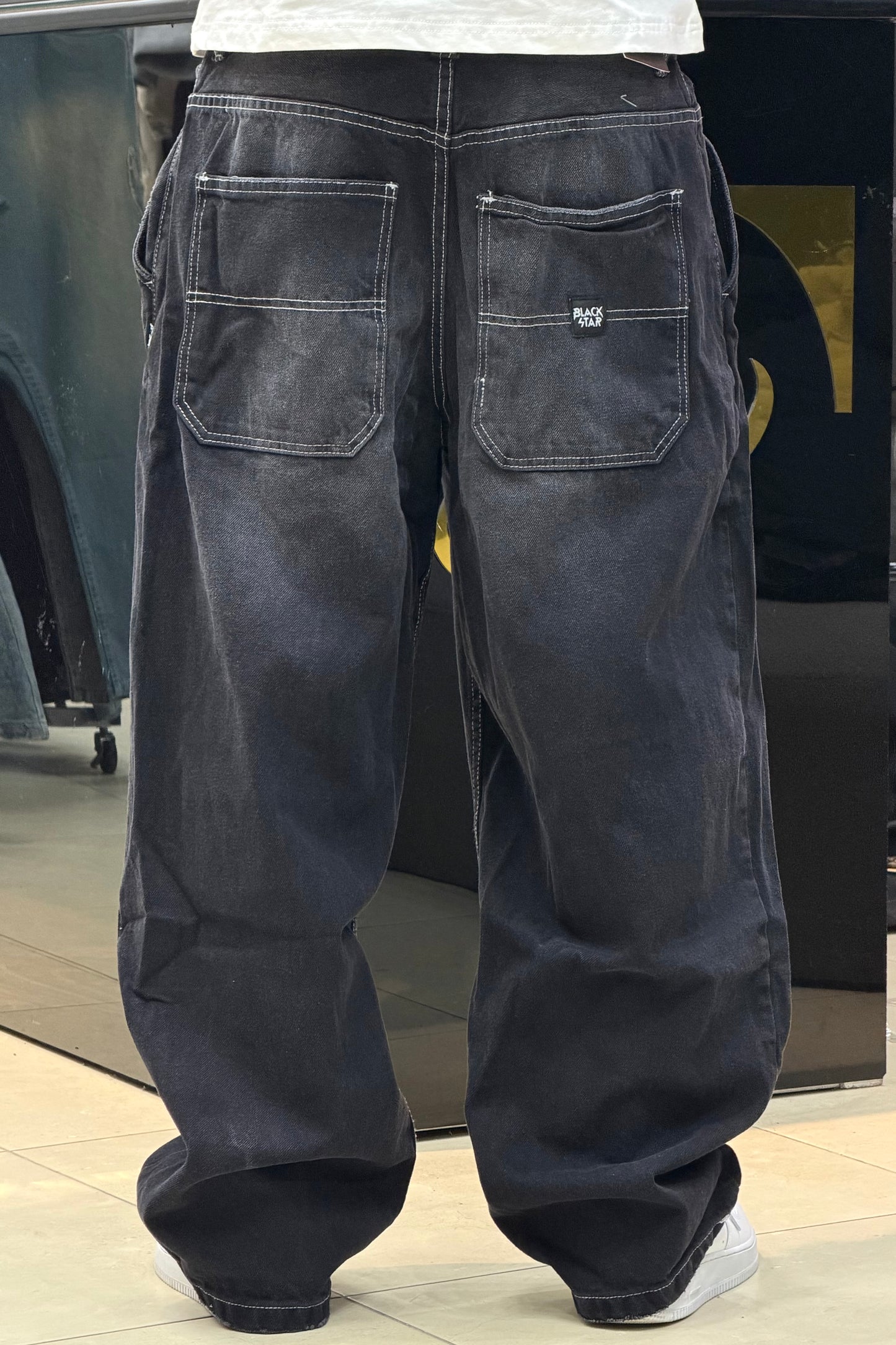 SKATER FIT JEANS NOIR AVEC COUTURE BLANCHE BS