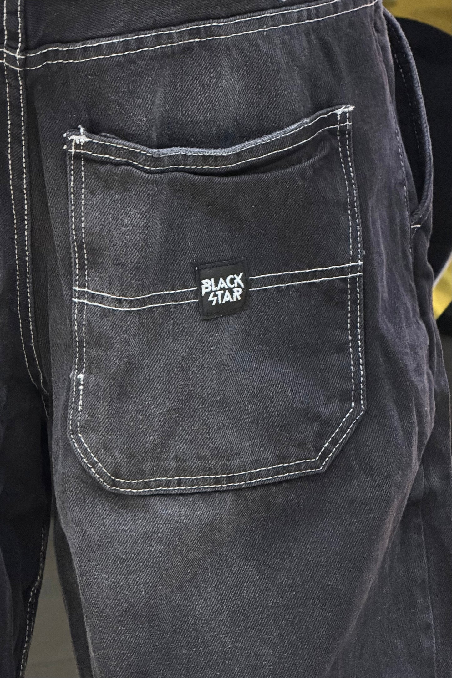 SKATER FIT JEANS NOIR AVEC COUTURE BLANCHE BS