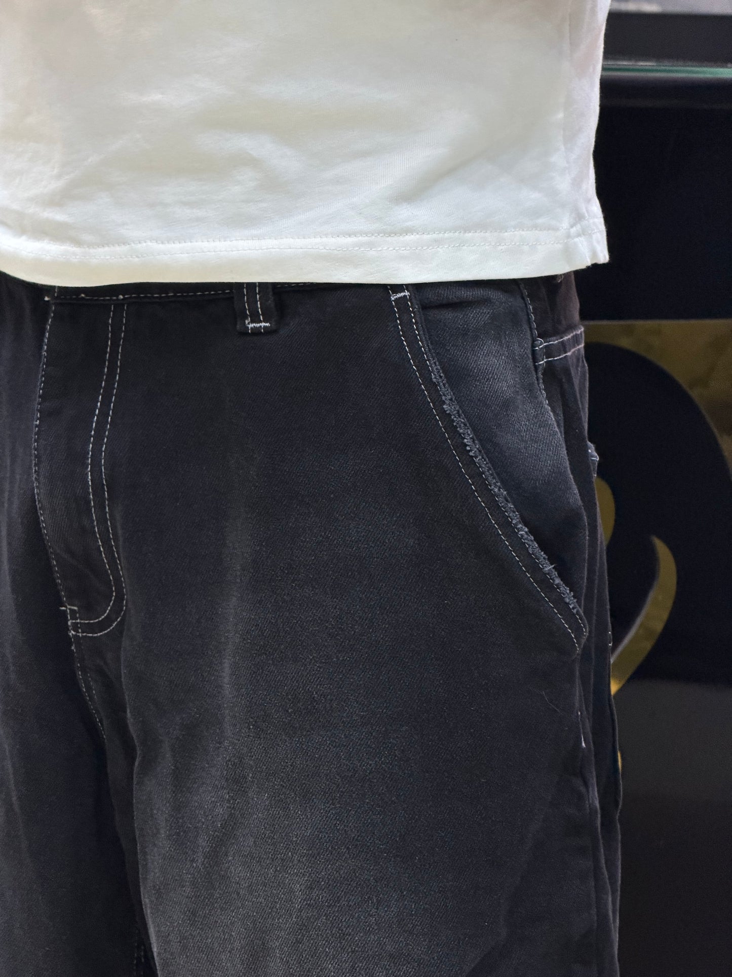 SKATER FIT JEANS NOIR AVEC COUTURE BLANCHE BS