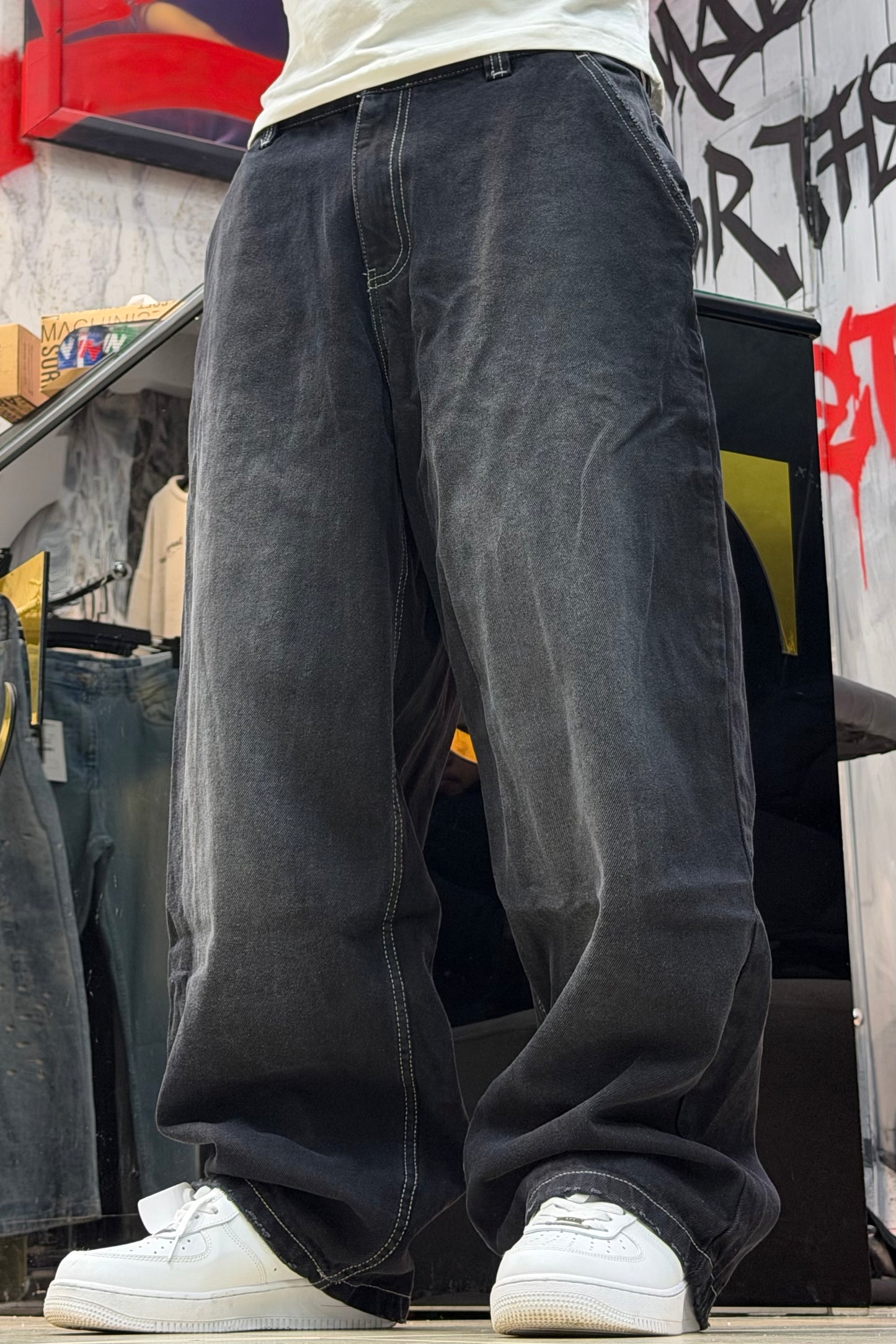 SKATER FIT JEANS NOIR AVEC COUTURE BLANCHE BS